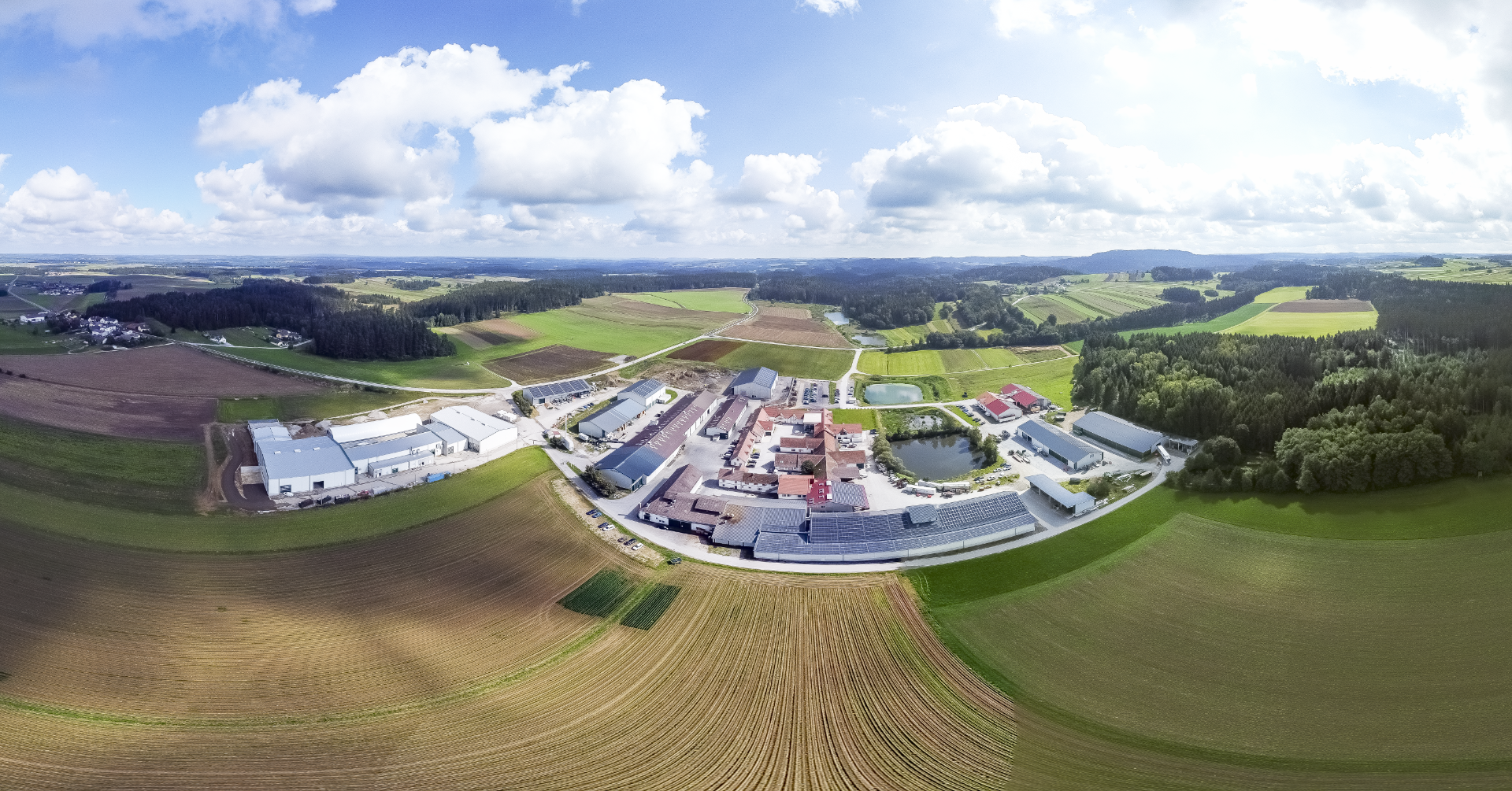 Vogelperspektive des Waldland Betriebs mit grünen Flächen und Gebäuden